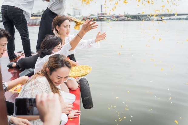 แต้ว พร้อมแม่นิด พี่สาว ร่วมทำบุญครบรอบ 1 เดือน คุณพ่อเสียชีวิต