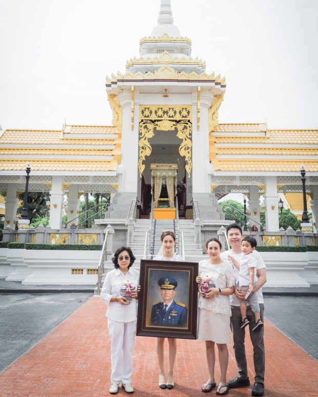 แต้ว พร้อมแม่นิด พี่สาว ร่วมทำบุญครบรอบ 1 เดือน คุณพ่อเสียชีวิต