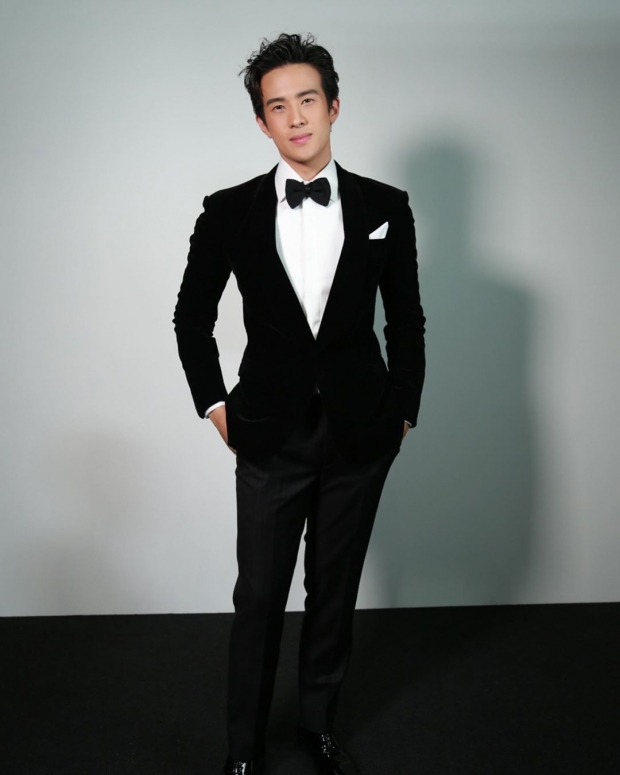 เจมส์ มาร์ นานๆโชว์ที เเต่ภาพเซ็ตนี้ทำโฟกัสผิดจุด