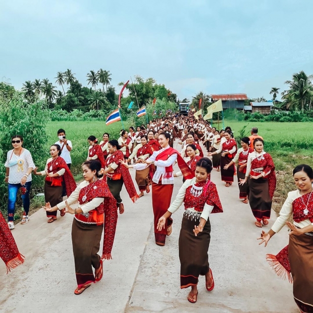  แพนเค้ก ยกครอบครัวทำบุญกฐิน พร้อมโชว์ลีลาฟ้อนรำ สุดอ่อนช้อย