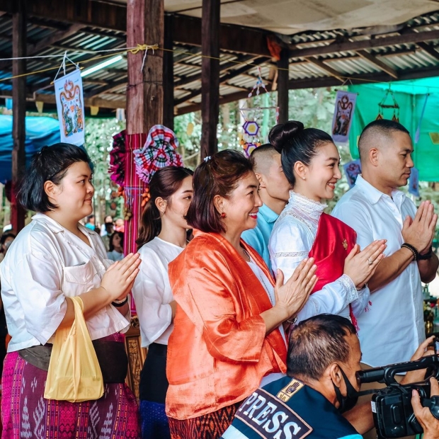  แพนเค้ก ยกครอบครัวทำบุญกฐิน พร้อมโชว์ลีลาฟ้อนรำ สุดอ่อนช้อย