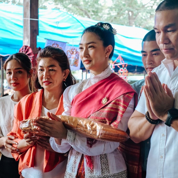  แพนเค้ก ยกครอบครัวทำบุญกฐิน พร้อมโชว์ลีลาฟ้อนรำ สุดอ่อนช้อย