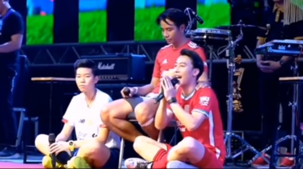 นุ๊ก ยกมือไหว้ขอโทษ แอนนา กลางคอนเสิร์ต ขอ FC เอ็นดู (คลิป)