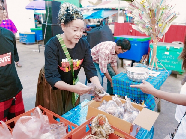  ‘แม่นกน้อย’สู้ โชว์ร้องเพลง-ขายของตามตลาดนัด ประทังชีวิต