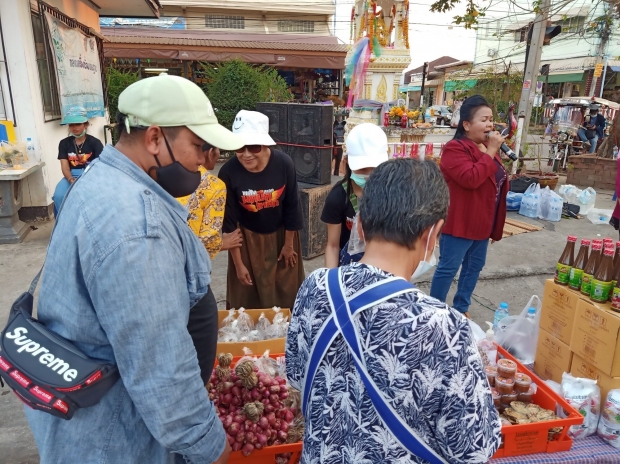  ‘แม่นกน้อย’สู้ โชว์ร้องเพลง-ขายของตามตลาดนัด ประทังชีวิต