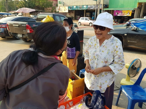  ‘แม่นกน้อย’สู้ โชว์ร้องเพลง-ขายของตามตลาดนัด ประทังชีวิต