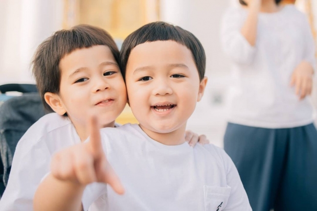 น็อต-ชมพู่ ฉลองวันเกิดสุดเรียบง่าย แต่ช็อตนี้ น้องพายุ แย่งซีนเต็มๆ