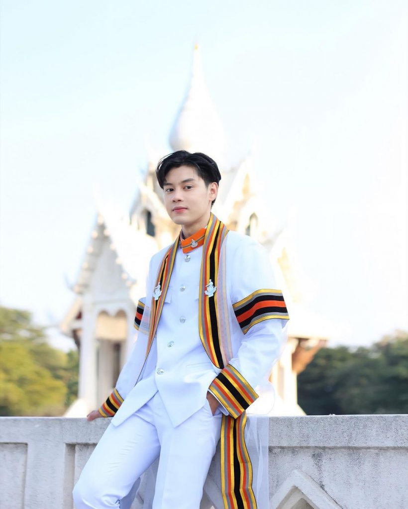 ยินดีด้วยจ้า พระเอกป้ายแดง คว้าใบปริญญาให้ครอบครัวได้สำเร็จ