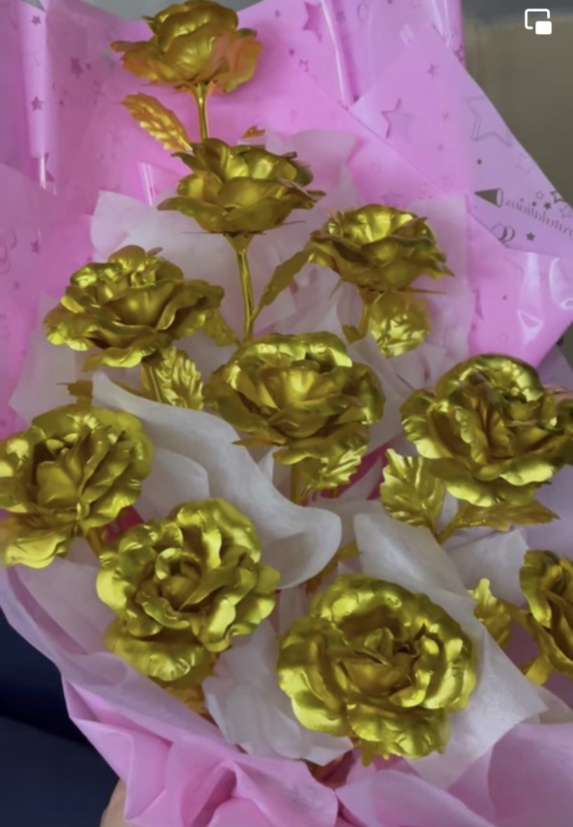 หัวจะปวด!นักร้องสาวช็อค!มีคนส่งดอกไม้สีทองให้ กลางคอนเสิร์ต