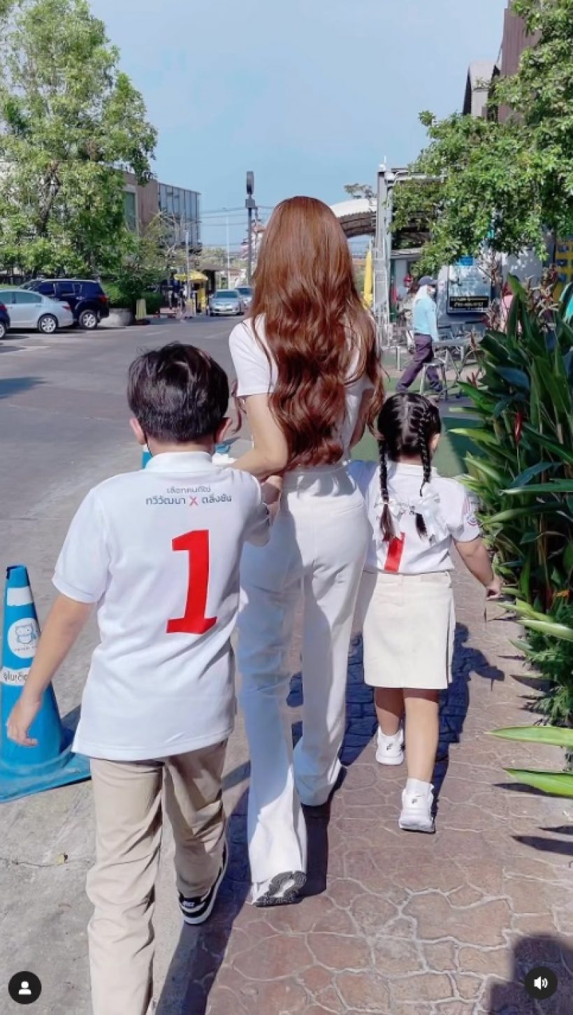   กำลังใจสำคัญ! นางร้ายสุดแซ่บกระเตงลูกสอง เดินหาเสียงช่วยสามี