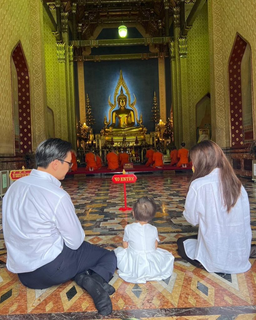 คู่รักพันล้านจูงมือลูกสาวทำบุญวันเกิด2ขวบ น้องมารินมารยาทงดงาม