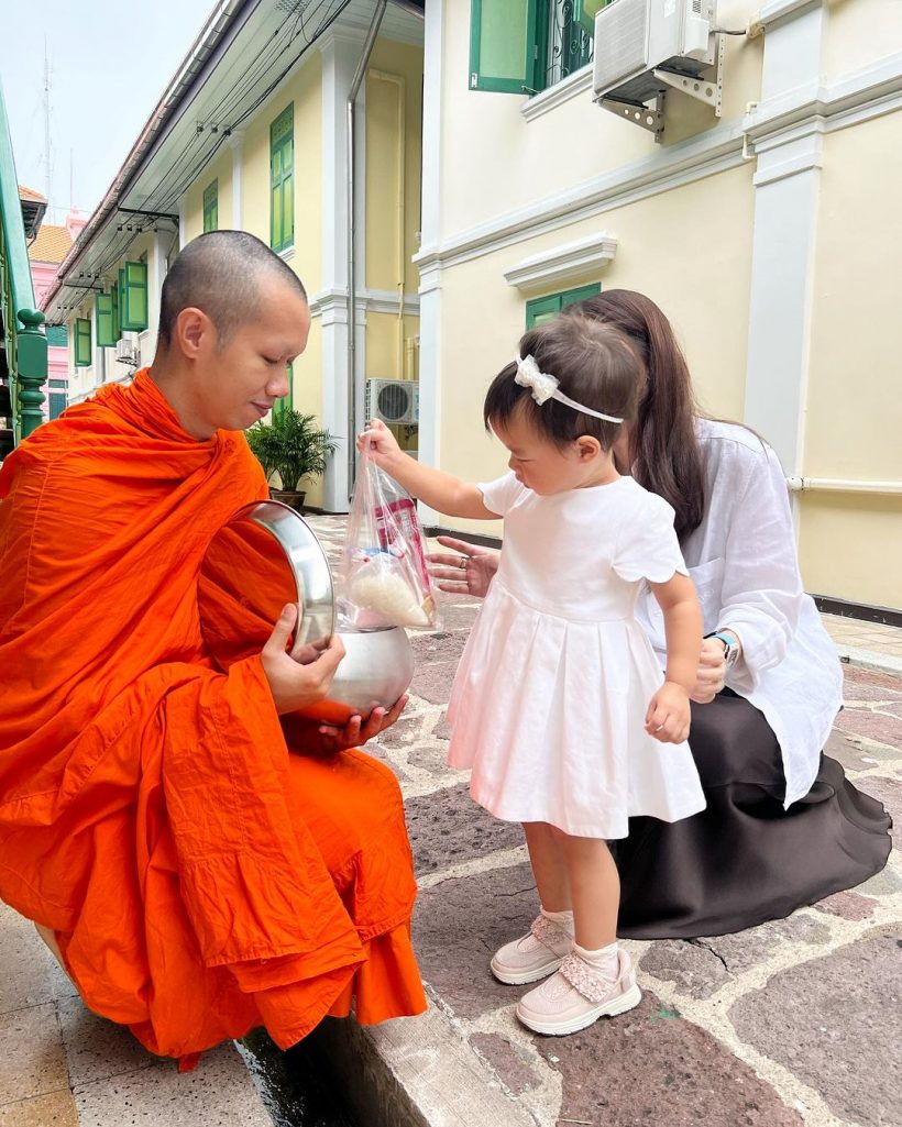 คู่รักพันล้านจูงมือลูกสาวทำบุญวันเกิด2ขวบ น้องมารินมารยาทงดงาม