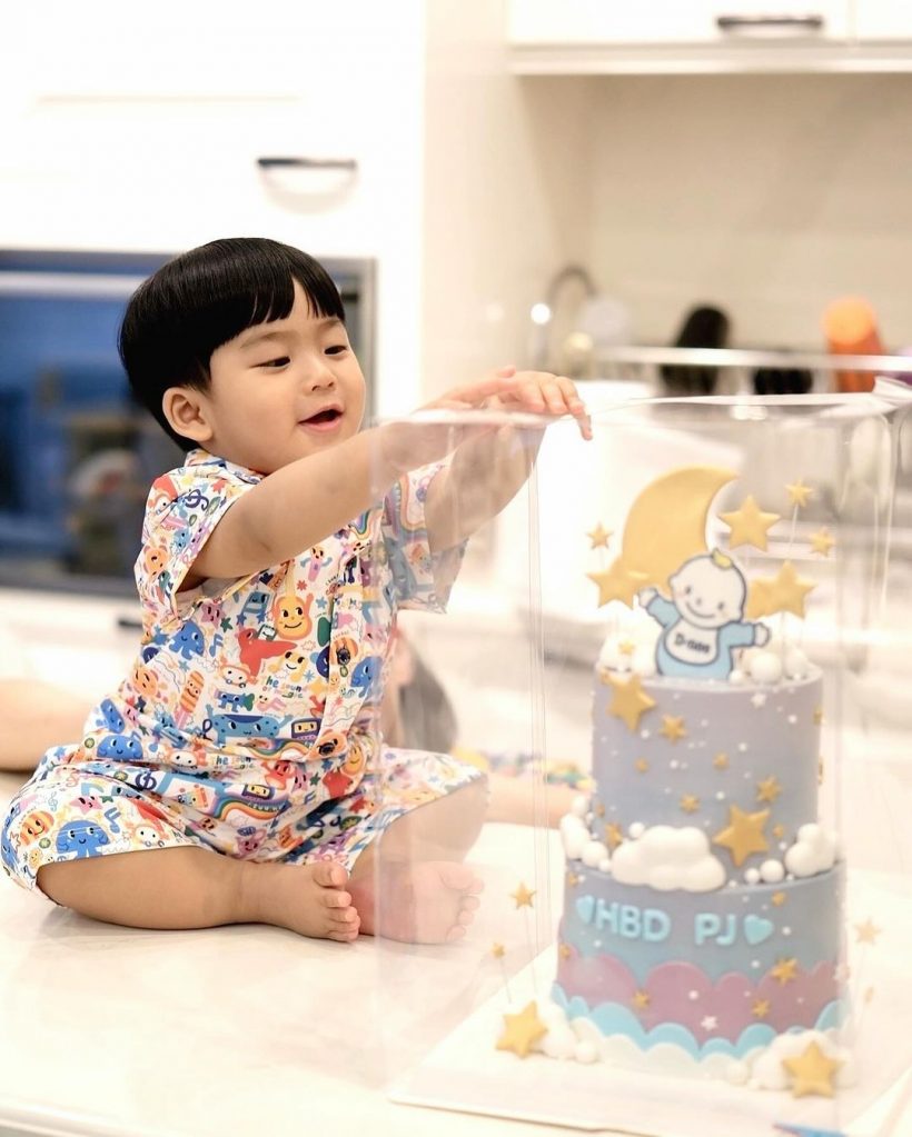 พุฒ-จุ๋ย พาลูกชายทำบุญวันเกิดครบ1ขวบ น้องพีร์เจใส่ชุดราชประแตน่ารักมาก