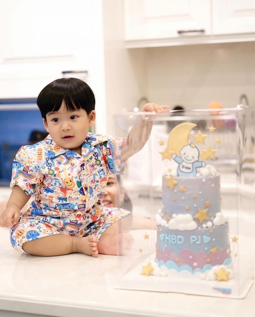 พุฒ-จุ๋ย พาลูกชายทำบุญวันเกิดครบ1ขวบ น้องพีร์เจใส่ชุดราชประแตน่ารักมาก