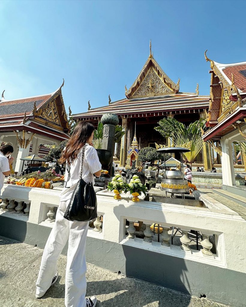 นางเอกลูกครึ่งหัวใจไทย! น่ารักสดใสกับลุคชิลๆทำบุญที่วัดพระเเก้ว