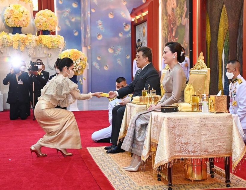 ไฮโซสาวตระกูลดัง ปลื้มปิติเข้ารับพระราชทานของที่ระลึกจากในหลวง-พระราชินี 