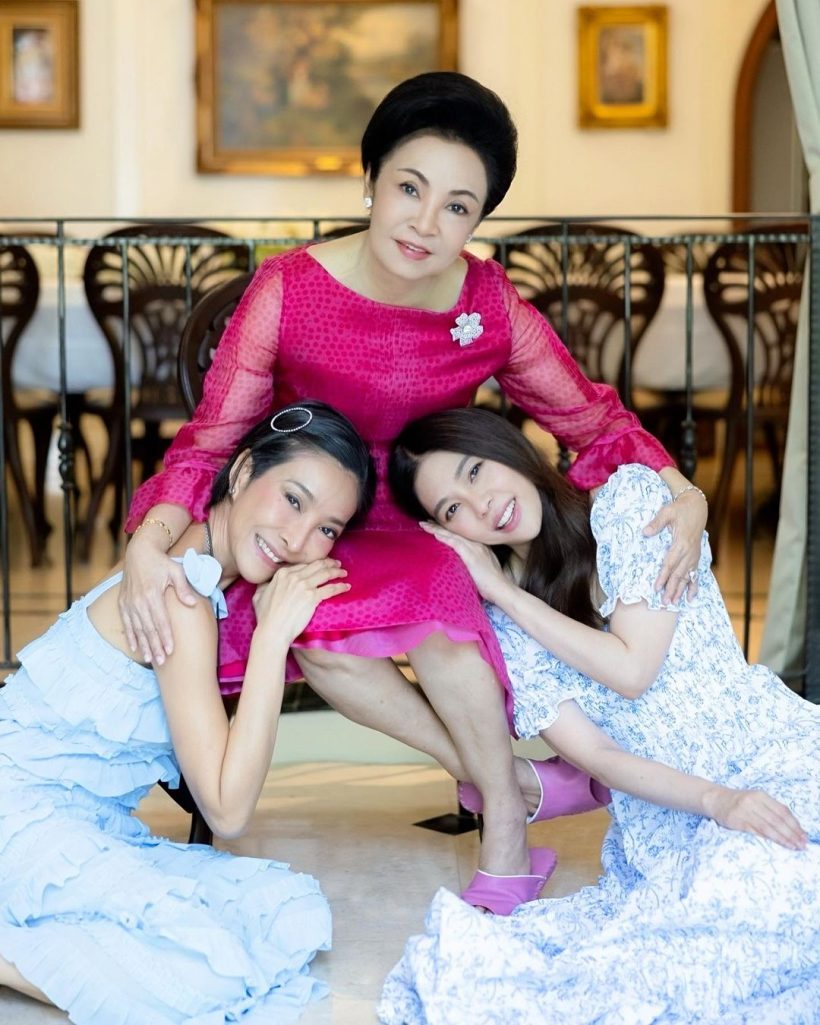 ไฮโซสาวตระกูลดัง ปลื้มปิติเข้ารับพระราชทานของที่ระลึกจากในหลวง-พระราชินี 