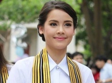 คุณค่าที่คู่ควร! รวมมิตรภาพสวยสะพรึงตา ญาญ่า ในชุดครุย