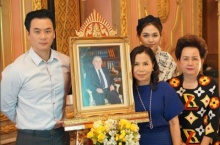 ชมพู่ - น๊อต ควงคู่ทำบุญคุณพ่อเจมส์ หลังจากไปแล้ว 2 ปี