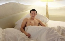 กำเดาแทบพุ่ง!! “ปู แบล็คเฮด” ถอดเสื้อนอนบนเตียง แต่เจอคนถ่ายรูปให้เซ็กซี่ยิ่งกว่า!!