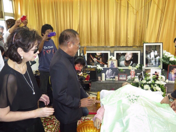 สุดเศร้า ! บรรยากาศ รดน้ำศพ สิงห์ ศิลปิน-แฟนเพลงแห่ไว้อาลัย