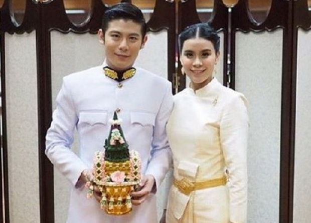 ยินดีด้วย มัดหมี่ พิมดาว สละโลดแล้วจ้า ควงหวานใจเข้ารับพระราชทานน้ำสังข์!