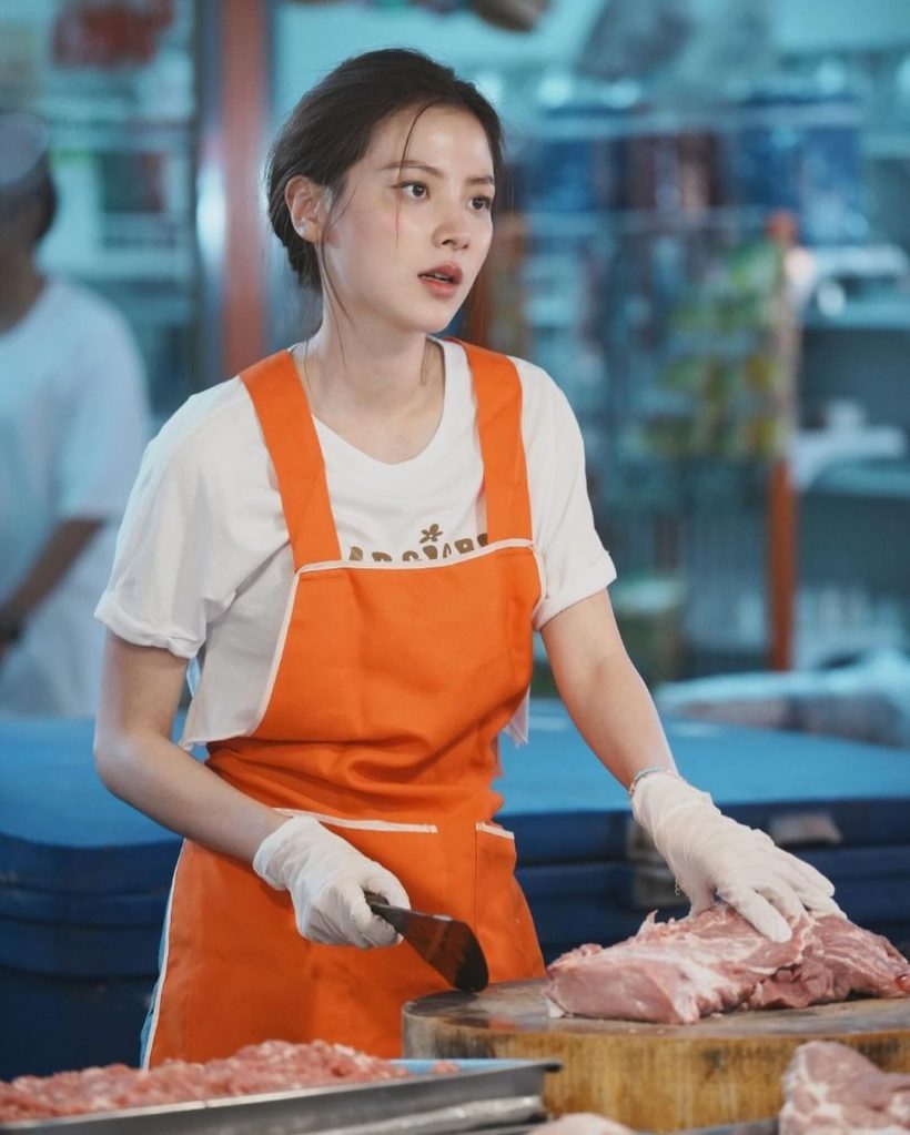 เเตกตื่นทั้งตลาด ไวรัลนางเอกดังผันตัวเป็นเเม่ค้าเขียงหมู