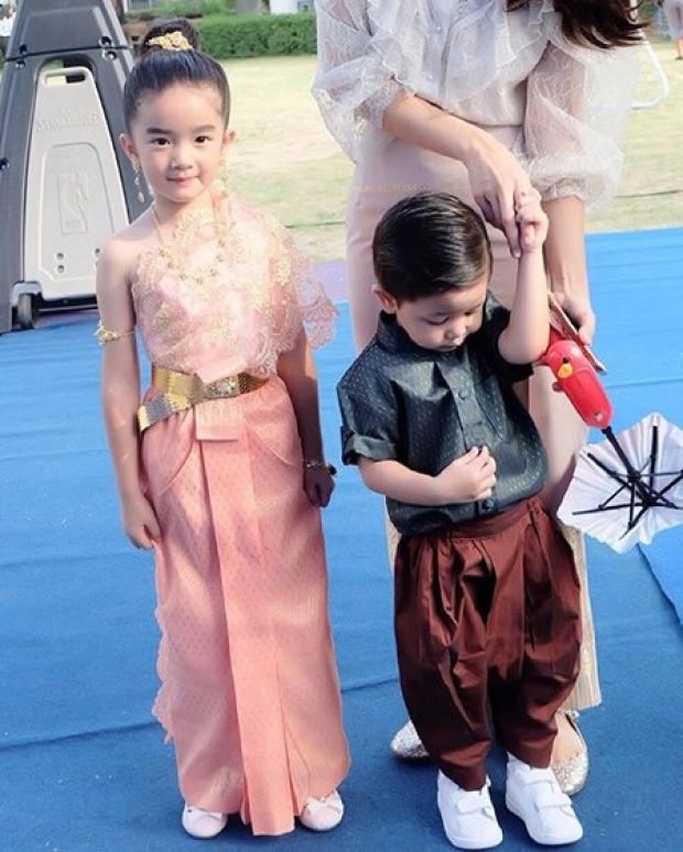 น่ารักจริงๆ ! น้องโปรด เจอ พี่ณดา ในชุดไทย ออกอาการเขินเลยครับ