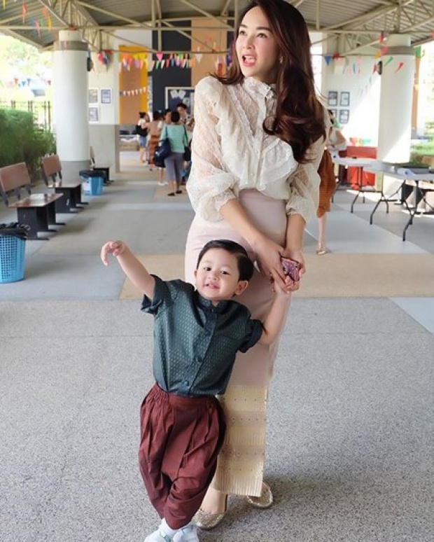 น่ารักจริงๆ ! น้องโปรด เจอ พี่ณดา ในชุดไทย ออกอาการเขินเลยครับ