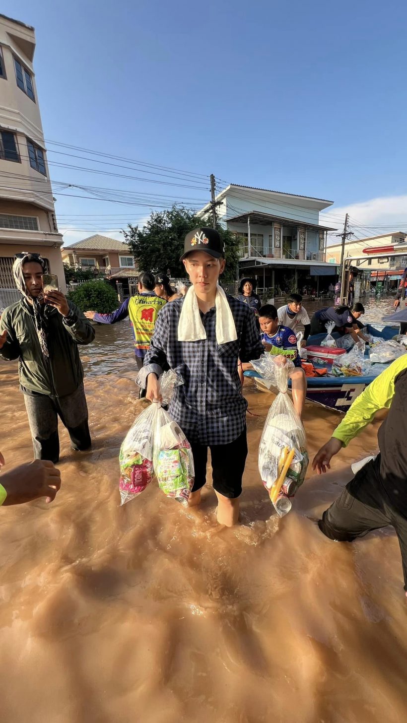 กราบหัวใจ ศิลปินดังคนนี้ ทั้งแพ็คของ ลุยน้ำท่วมแจกชาวบ้านเอง