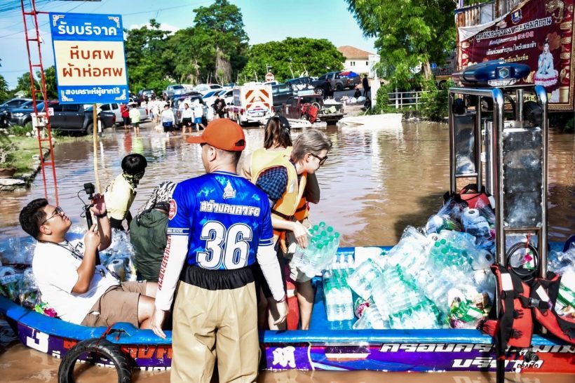 กราบหัวใจ ศิลปินดังคนนี้ ทั้งแพ็คของ ลุยน้ำท่วมแจกชาวบ้านเอง