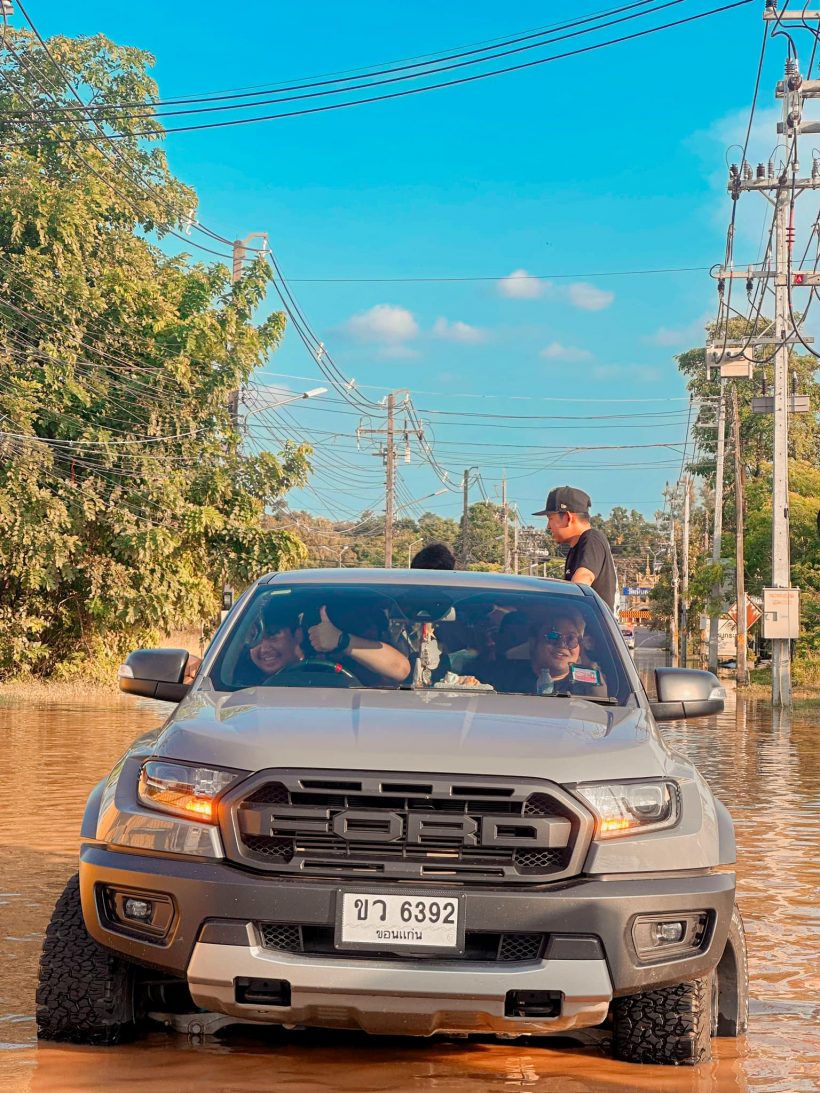 กราบหัวใจ ศิลปินดังคนนี้ ทั้งแพ็คของ ลุยน้ำท่วมแจกชาวบ้านเอง