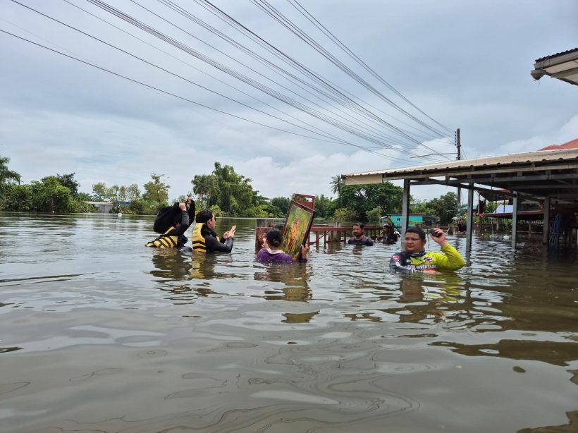 ชาวบ้านซาบซึ้ง ศิลปินหนุ่มดัง ปีนกำแพงช่วยคนผู้ป่วยติดเตียง