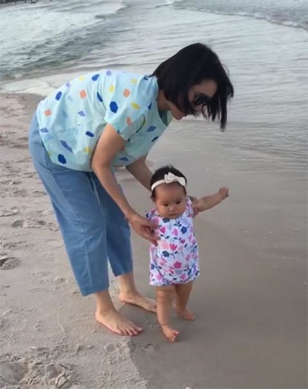 นิหน่า พาครอบครัวเที่ยวทะเล น้องริต้า ตื่นเต้นแตะทรายครั้งแรก