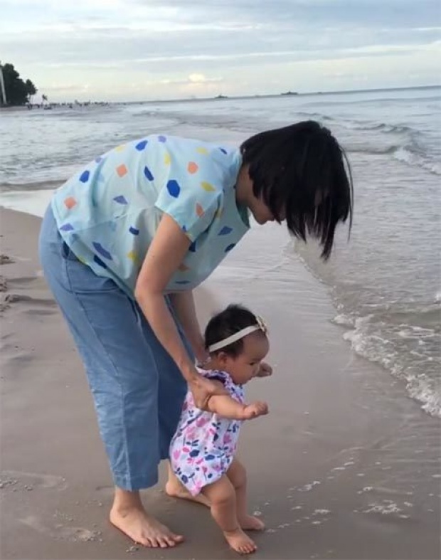 นิหน่า พาครอบครัวเที่ยวทะเล น้องริต้า ตื่นเต้นแตะทรายครั้งแรก