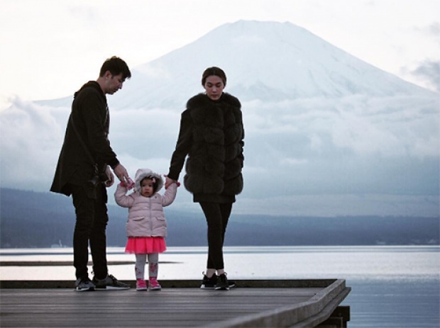 ครอบครัวอบอุ่น! แม่เมย์-พ่อหนุ่ม จูงมือลูกสาวเที่ยวรับลมหนาวที่ญี่ปุ่น