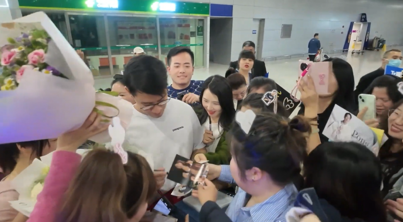 ปังไม่เเผ่ว! พระเอกไทยโผล่จีน เเฟนๆรอต้อนรับสนามบินเเทบเเตก