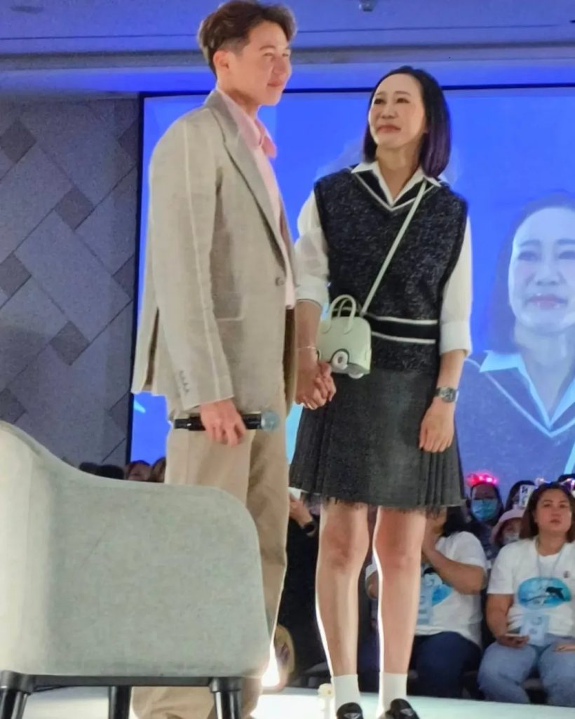 ทราย สก็อต ปล่อยโฮ หลังเธอคนนี้โผล่เซอร์ไพรส์กลางงานเเฟนมีต