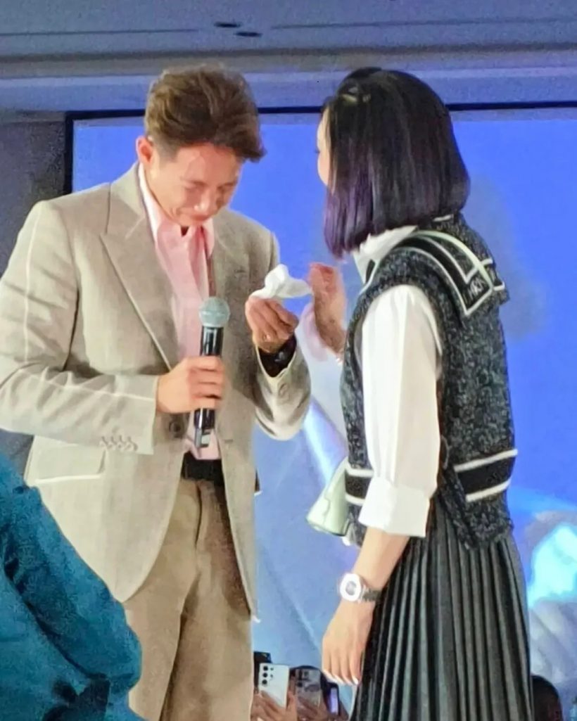 ทราย สก็อต ปล่อยโฮ หลังเธอคนนี้โผล่เซอร์ไพรส์กลางงานเเฟนมีต