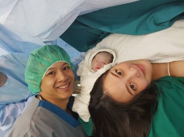 คลอดแล้ว! ‘น้องเวฬา’ ลูกสาว ‘โอม ค็อกเทล