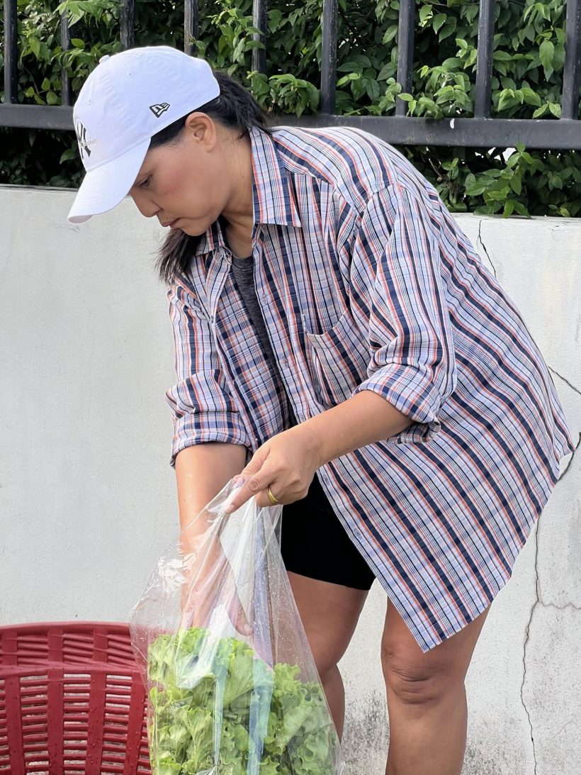 ไม่อายทำกิน! เธอคนนี้ สลัดลุคดาราตัวท็อป ยืนขายผักริมถนน