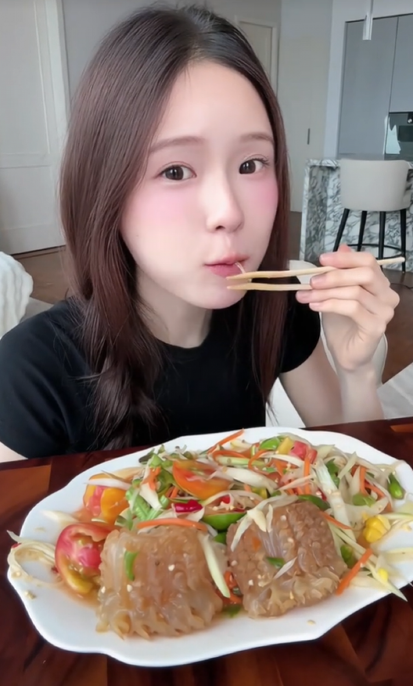 เป็นดราม่าอีกเเล้ว อินฟลูสาว เจอจับผิด ตะเกียบเบี้ยว