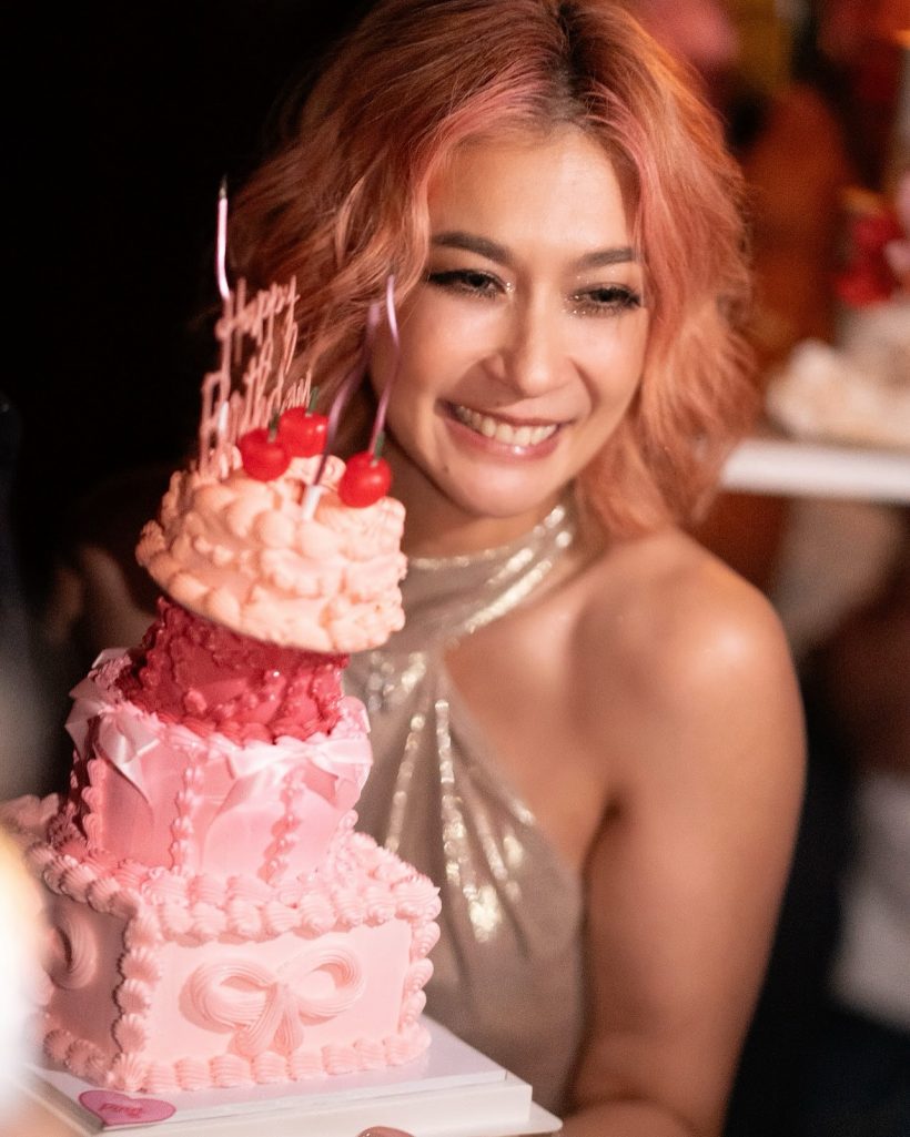 เอมี่ กลิ่นประทุม ปล่อยจอย! ฉลองวันเกิด อายุ 43 ปี