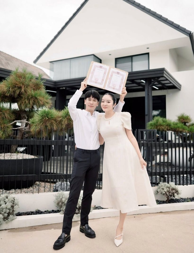เเก้มบุ๋ม-พี่พีท โชว์ใบสมรส เป็นสามีภรรยาถูกต้องตามกฎหมายเเล้ว