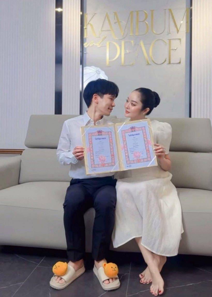 เเก้มบุ๋ม-พี่พีท โชว์ใบสมรส เป็นสามีภรรยาถูกต้องตามกฎหมายเเล้ว
