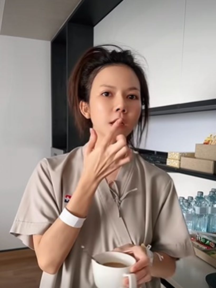 ดาราสาวดังเข้าผ่าตัด!! คุณแม่สุดห่วง คอยอยู่ดูไม่ห่าง