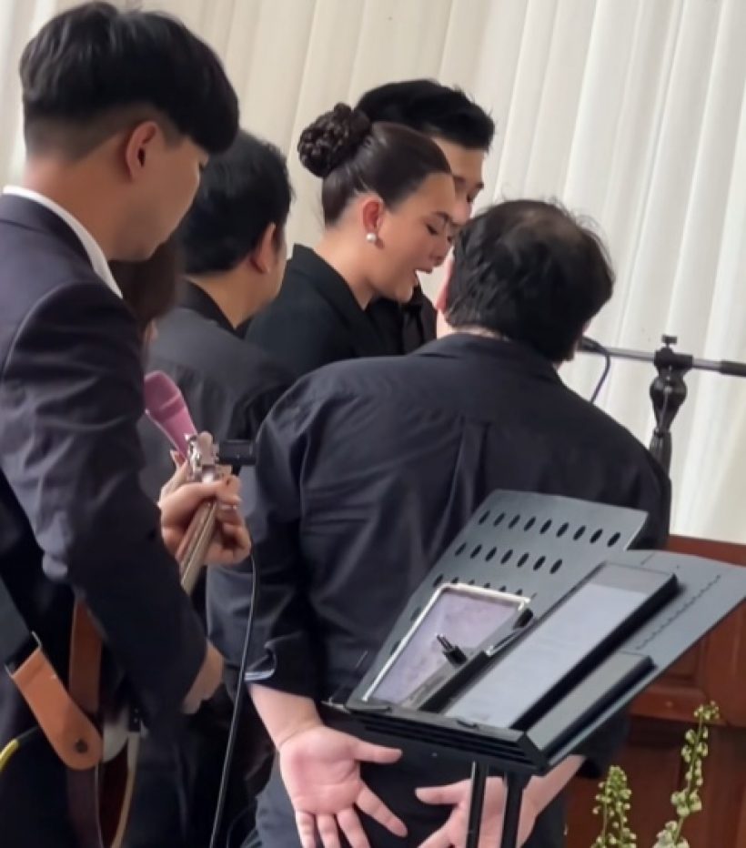 ดิว อริสรา น้ำตาไหล...กล่าวอำลา-ร้องเพลงส่งคุณพ่อครั้งสุดท้าย