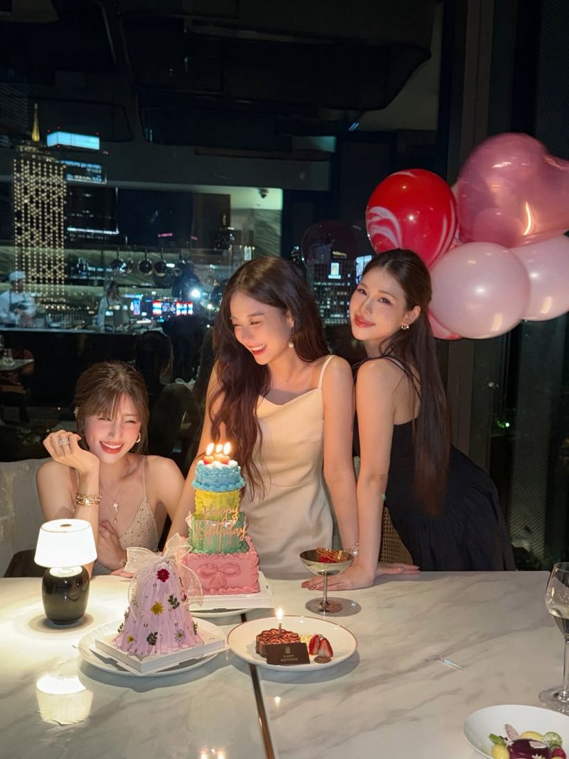 หัวใจสีชมพูอีกครั้ง? นักร้องสาวเสียงหวาน ได้ดอกไม้ช่อโตวันเกิด