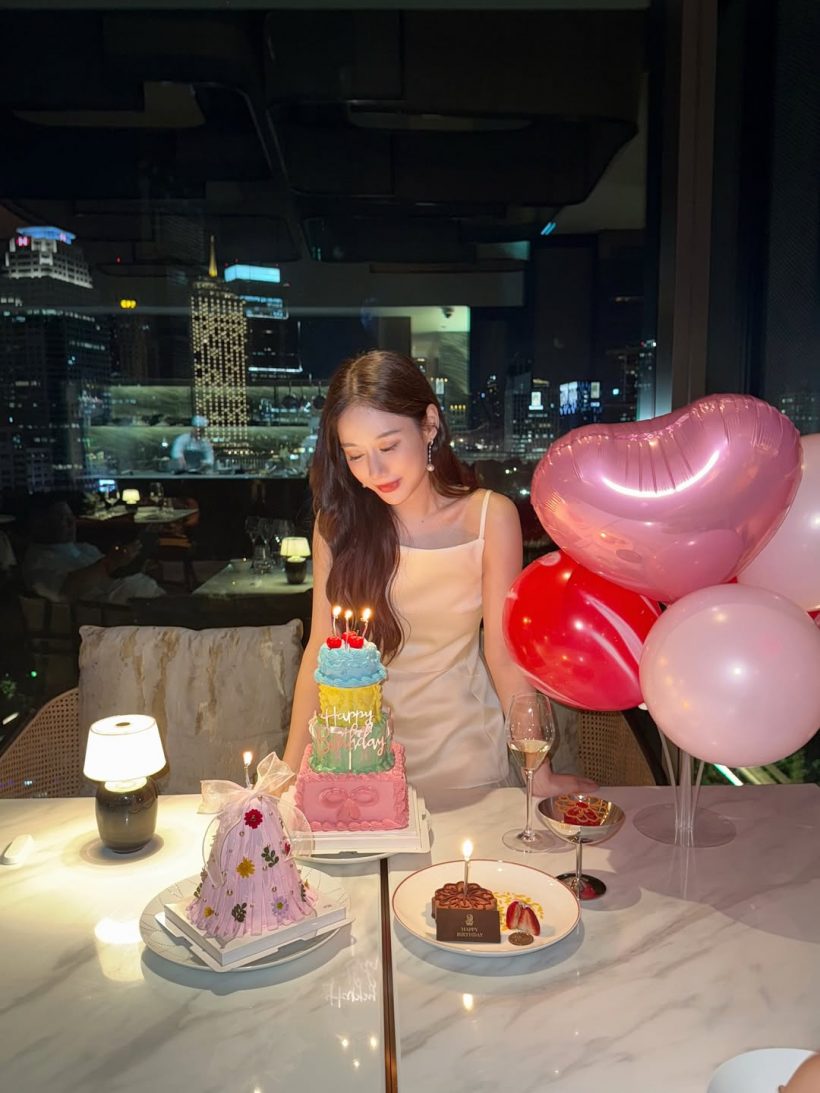 หัวใจสีชมพูอีกครั้ง? นักร้องสาวเสียงหวาน ได้ดอกไม้ช่อโตวันเกิด