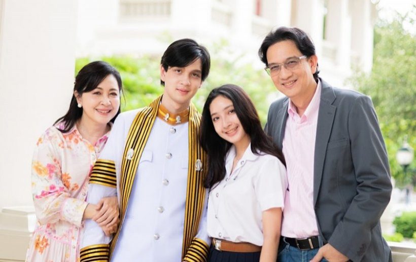 ลูกชายอดีตนางเอก เป็นตัวแทนบัณฑิตถวายพวงมาลัย สมเด็จพระเทพฯ